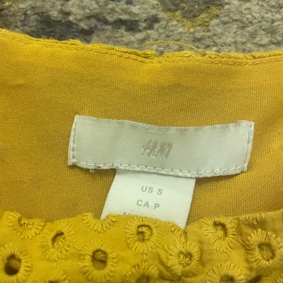 H&M  trendy yellow blouse (s) - Picture 3 of 3